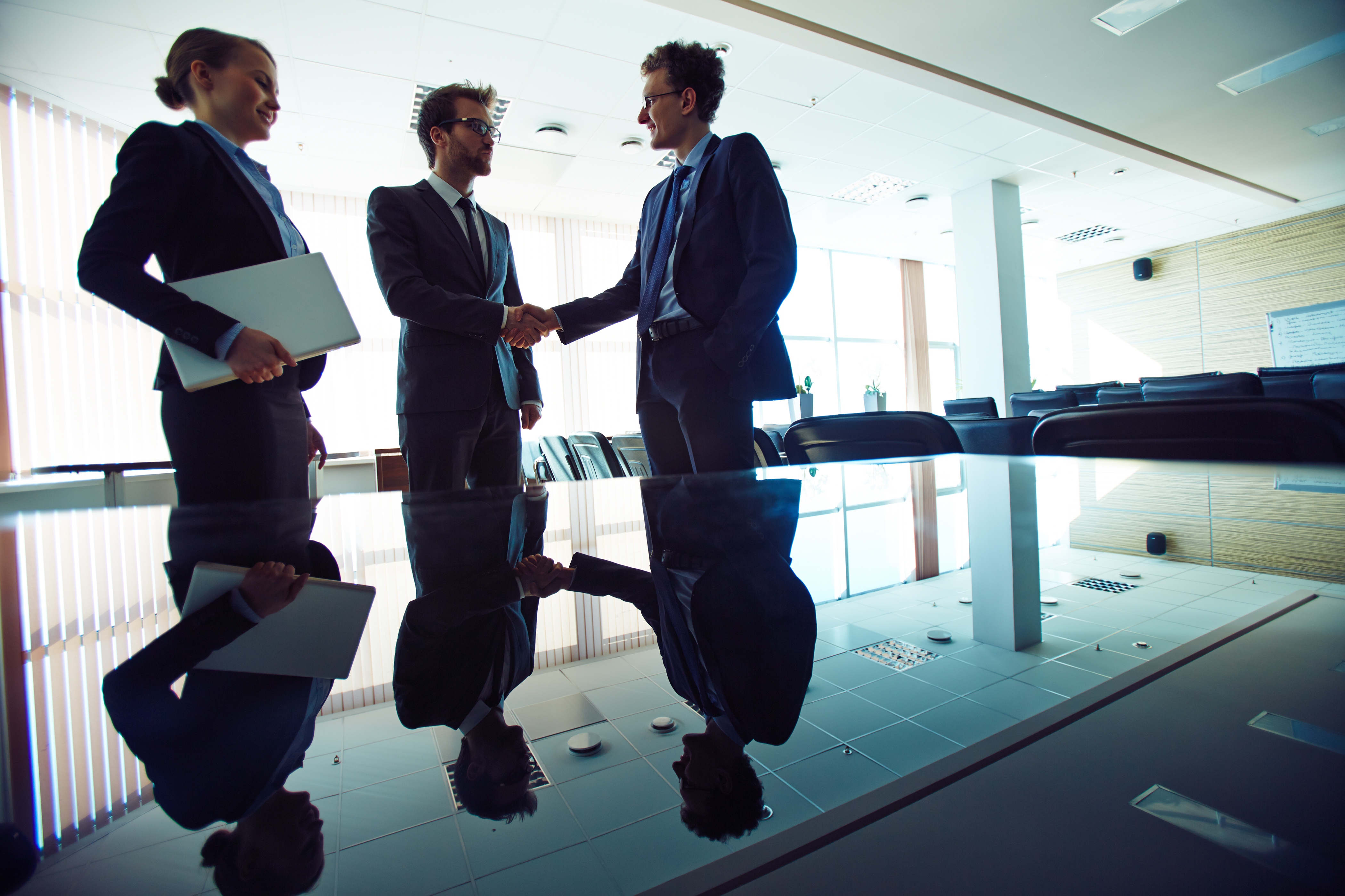 Acordo empresarial com aperto de mãos